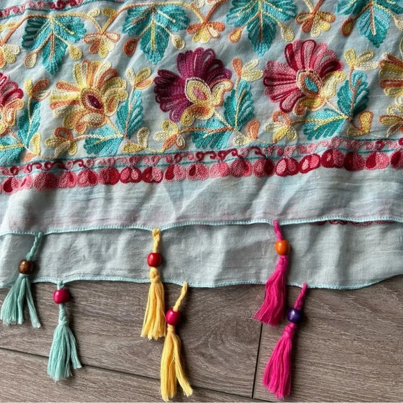Floral Embroidered Lightweight Rectangle Scarf With Tassels - Picture 6 of 9